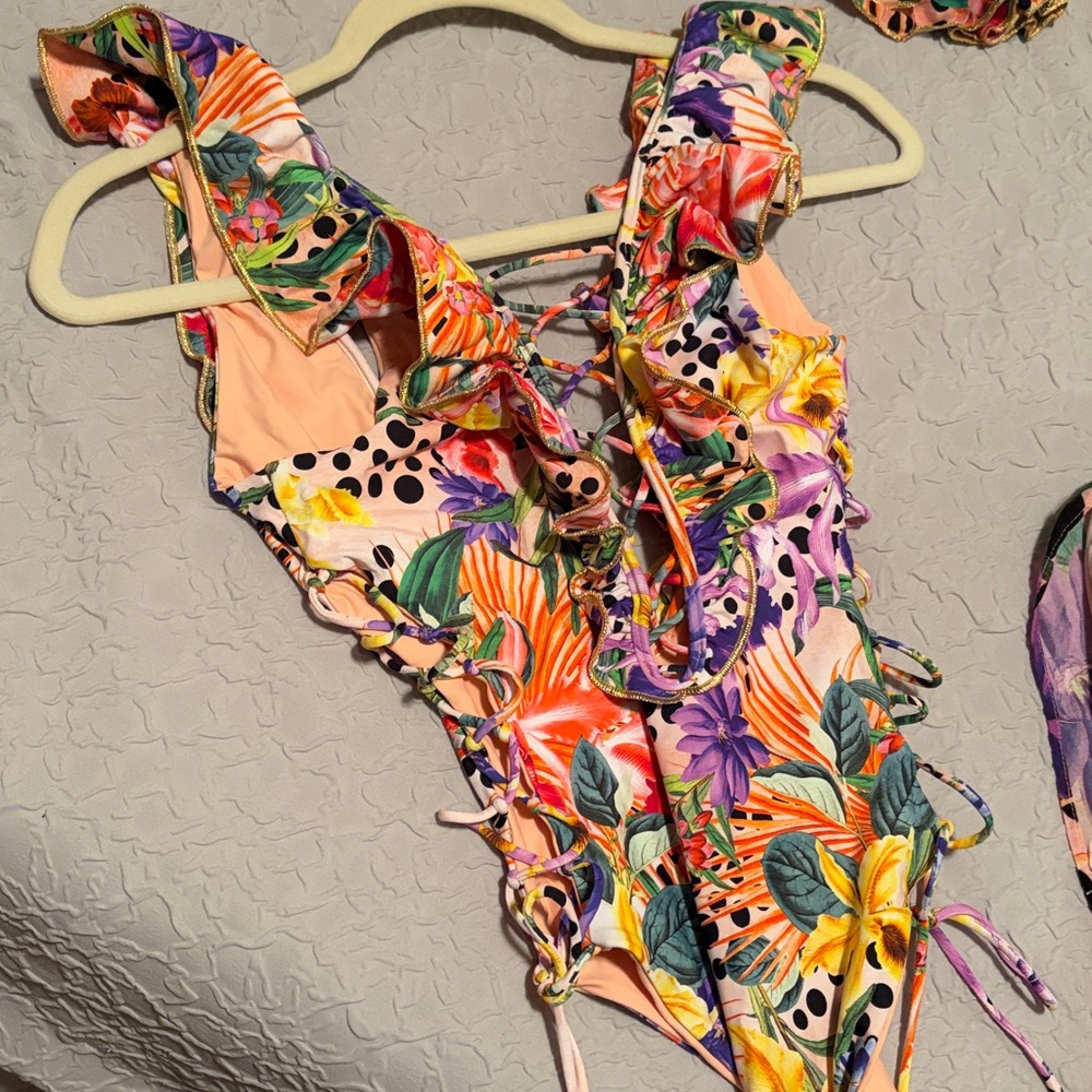 Luli Fama SHOCKING FLORALS.
Swimsuit
Pareo
Cover up
Limited print - Picture 11 of 12